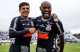 Fagner e Love durante a comemorao do gol corinthiano