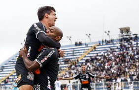 Fagner e Vagner Love comemoram gol do Corinthians contra o gua Santa