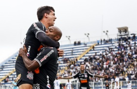 Fagner e Vagner Love comemoram gol do Corinthians contra o Água Santa