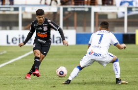 Fagner, lateral-direito do Corinthians, em ação durante a partida contra o Água Santa