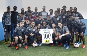Jogadores comemoram centésimo jogo de Pedro Henrique pelo Timão