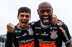 Lateral Fagner e atacante Vagner Love durante comemoração do gol corinthiano