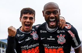 Lateral Fagner e atacante Vagner Love durante comemorao do gol corinthiano