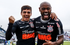 Lateral Fagner e atacante Vagner Love, junto, comemoram o gol do Corinthians