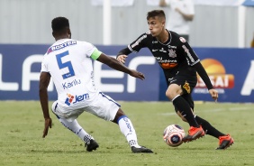 Lateral Lucas Piton durante partida contra o Água Santa