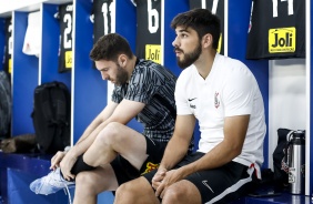 Mauro Boselli e Bruno Mndez no vestirio antes do duelo contra o gua Santa