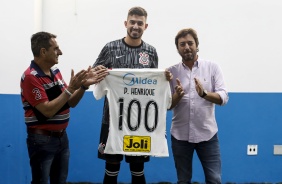 Pedro Henrique  homenageado antes da partida contra o gua Santa