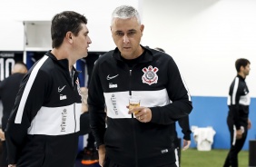 Tiago Nunes conversa com Evandro Fornari antes da partida contra o Água Santa
