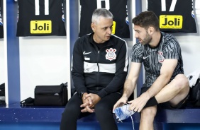 Tiago Nunes conversa com Mauro Boselli antes da partida contra o Água Santa