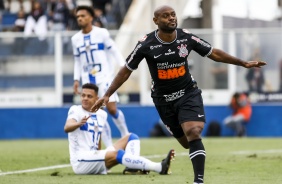 Vagner Love comemora o gol contra o Água Santa, no Paulistão