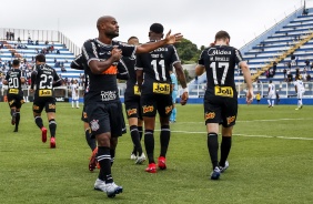 Vagner Love comemora o gol marcado contra o Água Santa