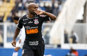 Vagner Love comemorando o gol do Corinthians contra o Água Santa