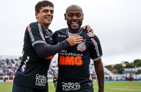 Vagner Love e Fagner durante comemorao do gol contra o gua Santa