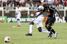 Vagner Love em ação contra o Água Santa