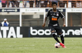 Zagueiro Gil em ação contra o Água Santa