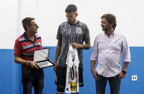 Zagueiro Pedro Henrique  homenageado antes da partida contra o gua Santa