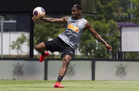 Atacante colombiano Yony González em treino desta segunda-feira