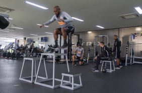 Atacante Vagner Love em atividade na academia do CT Joaquim Grava