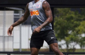 Colombiano Yony González durante treino desta segunda no CT Joaquim Grava