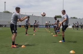 Elenco corinthiano durante treino nesta segunda no CT Joaquim Grava