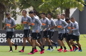 Elenco do Corinthians durante aquecimento no CT Joaquim Grava