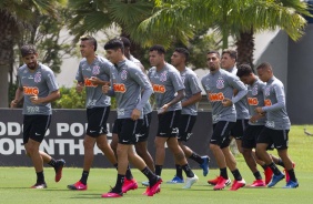 Elenco do Corinthians durante aquecimento no CT Joaquim Grava