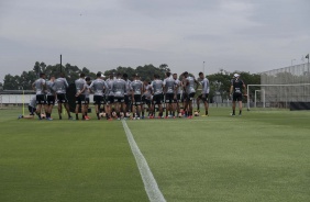 Elenco do Corinthians no gramado do CT Joaquim Grava