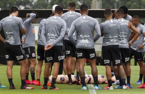 Elenco do Corinthians se prepara para treinamento desta segunda