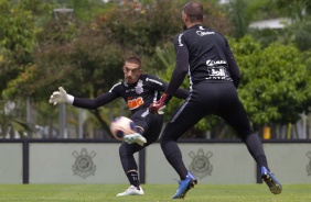 Goleiros Walter e Guilherme Vicentini durante treino nesta segunda