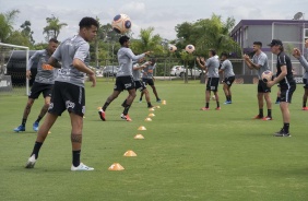 Jogadores do Corinthians durante treino no CT Joaquim Grava