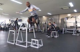 Vagner Love em atividade na academia do CT nesta segunda-feira