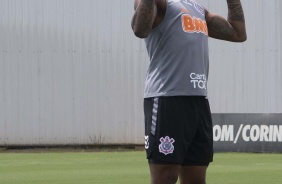 Yony González durante aquecimento no CT Joaquim Grava