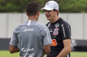 Auxiliar Evandro Fornari conversa com Pedrinho no CT Joaquim Grava