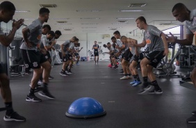 Jogadores do Corinthians em trabalho na academia nesta terça