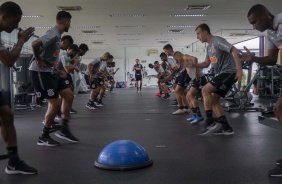 Jogadores do Corinthians em trabalho na academia nesta tera