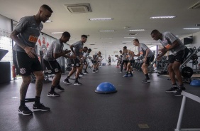 Jogadores do Corinthians fazem trabalho na academia do CT nesta tera-feira