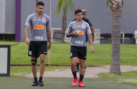 Léo Santos e Fagner no gramado do CT Joaquim Grava