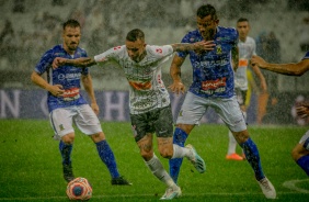 Luan disputa a bola durante o jogo contra o Santo Andr