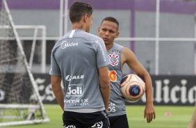 Mateus Vital e Janderson conversam no CT Joaquim Grava nesta terça-feira