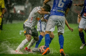 Pedrinho em disputa de bola na partida contra o Santo Andr