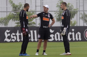 Preparador de goleiros, Marcelo Carpes, conversa com Walter e Guilherme