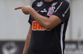 Técnico Tiago Nunes durante treino desta terça-feira