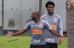 Vagner Love, sorridente, ao lado de Gil no CT Joaquim Grava