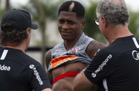 Yony Gonzlez conversa com a comisso tcnica no CT Joaquim Grava antes do treino