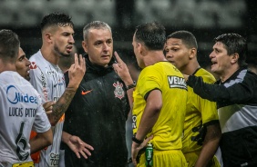 Ao final do jogo, jogadores do Corinthians e o treinador Tiago Nunes foram conversar com o árbitro