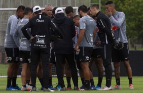 Elenco do Timão recebeu instruções coletivas no treino da manhã desta quinta-feira