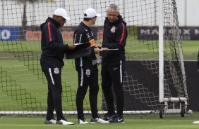 Tiago Nunes e sua comissão durante o treino do Corinthians na manhã desta quinta-feira