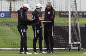 Tiago Nunes e sua comisso durante o treino do Corinthians na manh desta quinta-feira