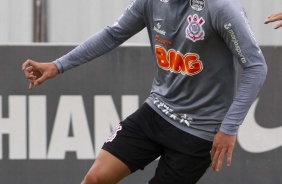 Vital durante o treino do Corinthians na manh desta quinta-feira