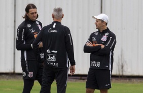 Goleiro Cássio conversa com Tiago Nunes e Marcelo Carpes durante treino